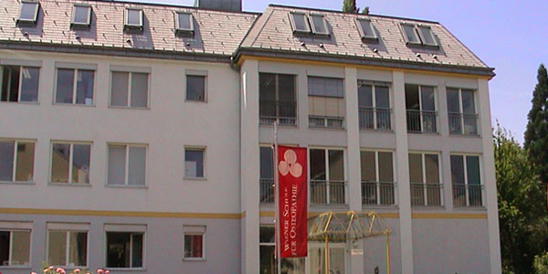 Das Gebäude der Wiener Schule für Osteopathie im 13. Bezirk